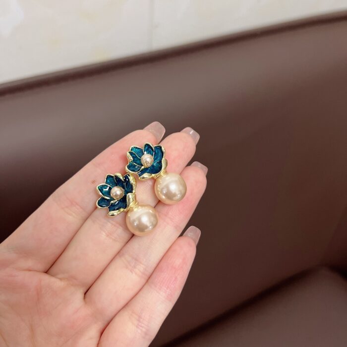 Teal Flower with Champagne Pearl EArrings - Image 5