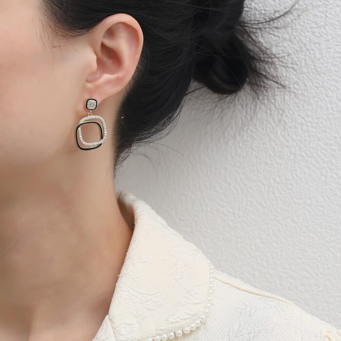 Black Square Layered Geometric Drop Earrings - Image 3