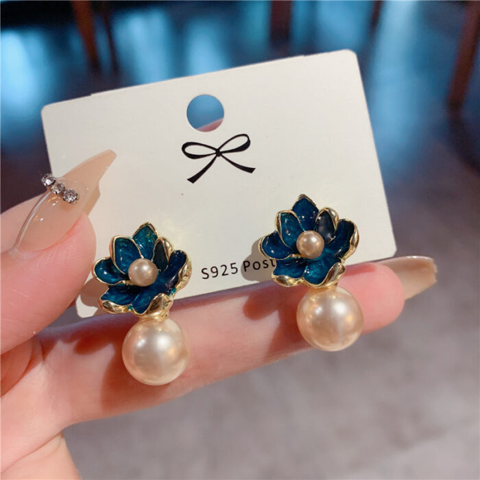 Teal Flower with Champagne Pearl EArrings - Image 2